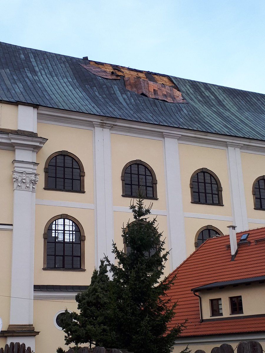 REGION, Krzeszów: Wiatr zerwał dach Kościoła pw. Św. Józefa w Krzeszowie