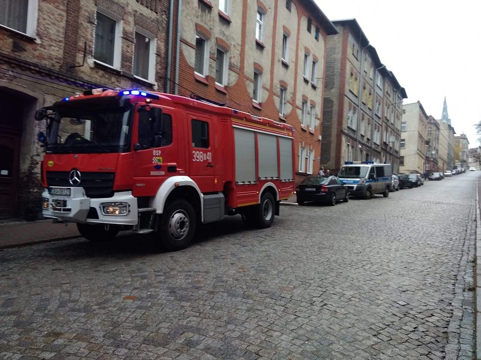 REGION, Boguszów-Gorce: Interwencje boguszowskich strażaków – ktoś podpalił drzwi do mieszkania