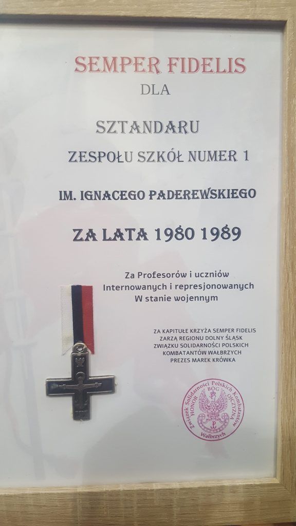 Wałbrzych: Odznaczenie sztandaru szkoły Krzyżem Semper Fidelis