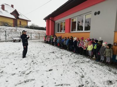 Wałbrzych/Boguszów-Gorce: Policjanci rozmawiali z dziećmi o bezpieczeństwie