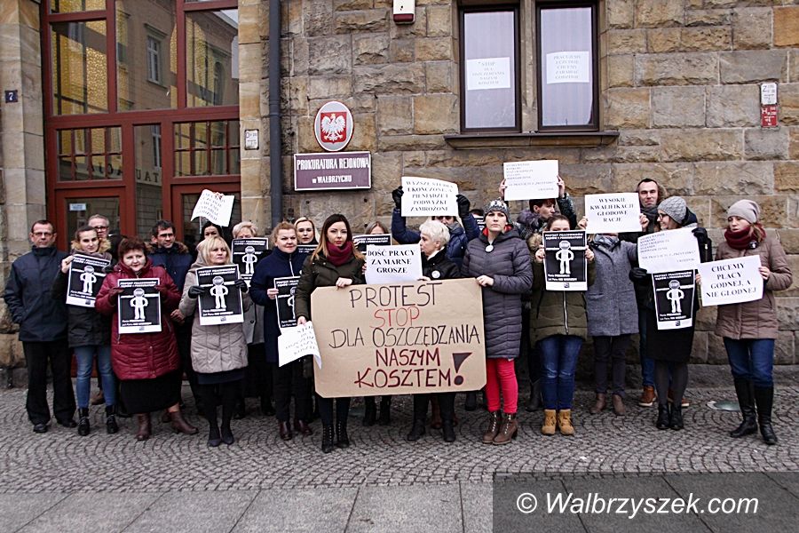 Wałbrzych: Nie ustają protesty urzędników sądowych