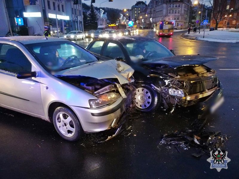 Wałbrzych: Kolizja drogowa na skrzyżowaniu ulic Wysockiego i Kolejowej. Jeden z kierowców był pijany