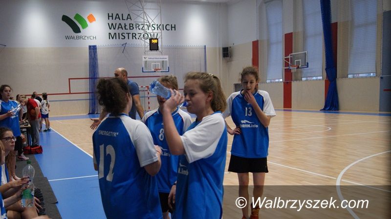 Wałbrzych: Dziewczęta IV LO wygrywają miejski finał koszykówki