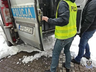 REGION, Boguszów-Gorce: Kompletnie pijany wjechał w zaparkowany samochód