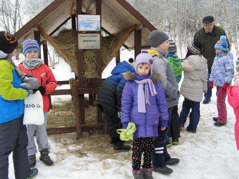 REGION, Mieroszów: Mieroszowskie dzieci dokarmiają zwierzęta w okresie zimy