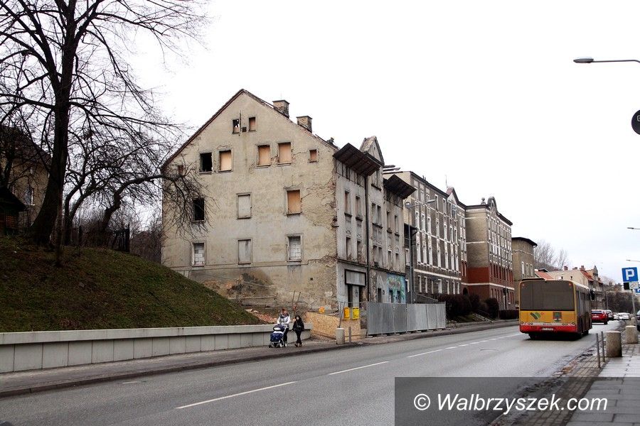 Wałbrzych: Trwa rozbiórka kolejnego budynku