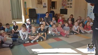 REGION, Głuszyca Górna: W ramach akcji "Świadomy junior" policjanci rozmawiali z przedszkolakami z Głuszycy o bezpieczeństwie