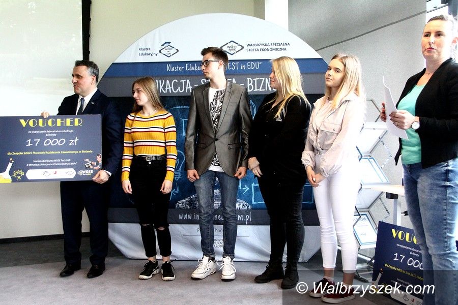 Wałbrzych: Laureaci konkursu "WSSE Tech LAB" odebrali nagrody