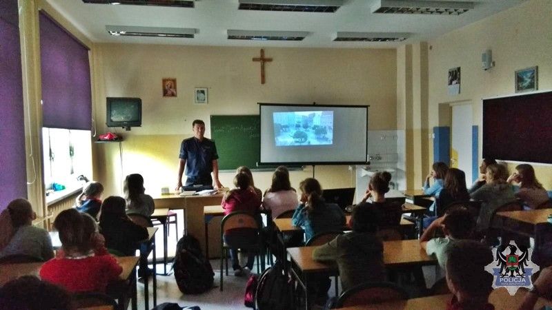 Wałbrzych: Policjant rozmawiał z uczniami m.in. o bezpieczeństwie w sieci