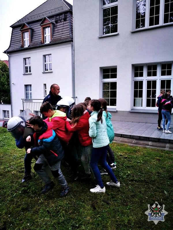 Wałbrzych: Uczniowie Szkoły Podstawowej nr 2 w Wałbrzychu odwiedzili dzielnicowych drugiego komisariatu