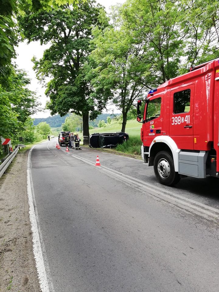 powiat wałbrzyski: Groźny wypadek pomiędzy Boguszowem a Gorcami. Rowerzyści potrąceni w Mieroszowie