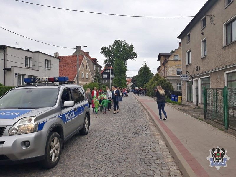 REGION, Gmina Mieroszów: Przed zbliżającymi się wakacjami policjanci spotkali się z dziećmi z Mieroszowa oraz Nowego Siodła