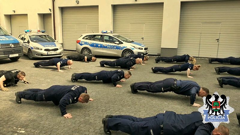 Wałbrzych: Policjanci pompowali