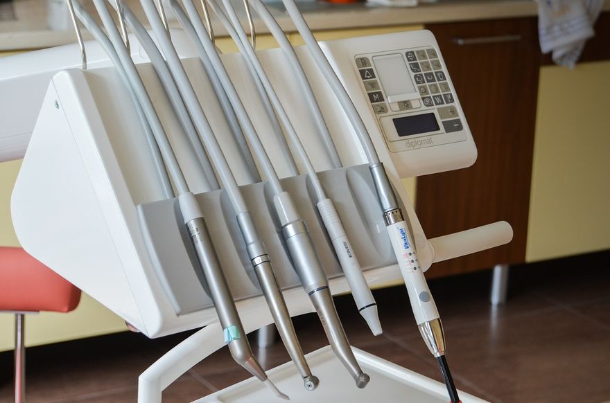 Wałbrzych/Kraj: Myjka ultradźwiękowa w gabinecie dentystycznym. Poznaj siłę nowoczesnego urządzenia