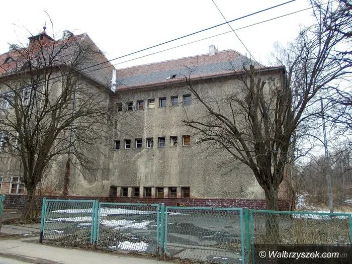 Wałbrzych: Dawna szkoła na sprzedaż
