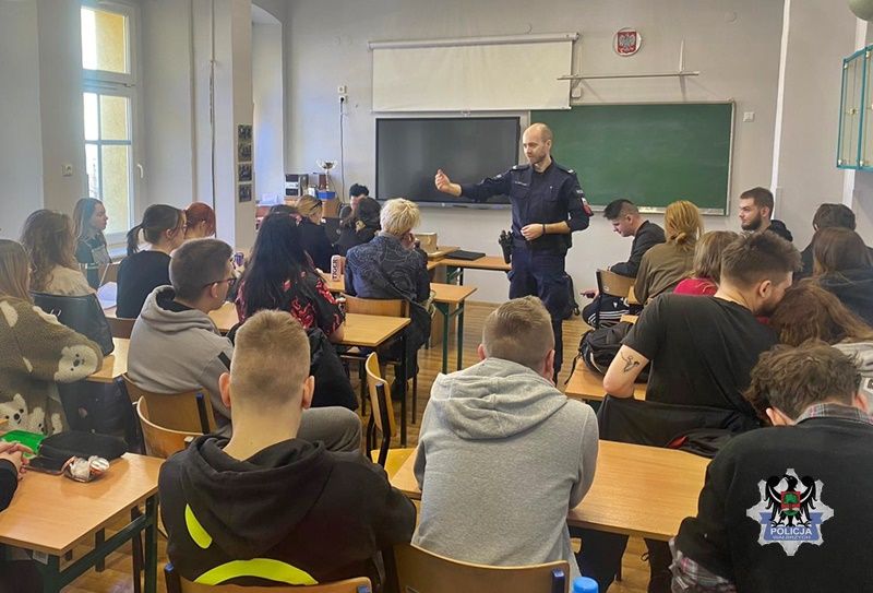 Wałbrzych/powiat wałbrzyski: Namawiają młodzież do wstąpienia do policji