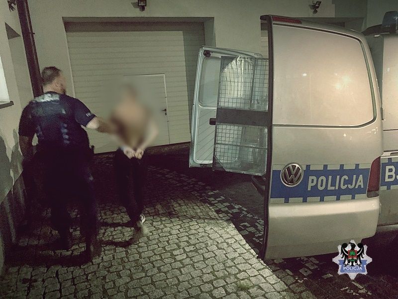 Wałbrzych: Butelką rzucił w policjantów