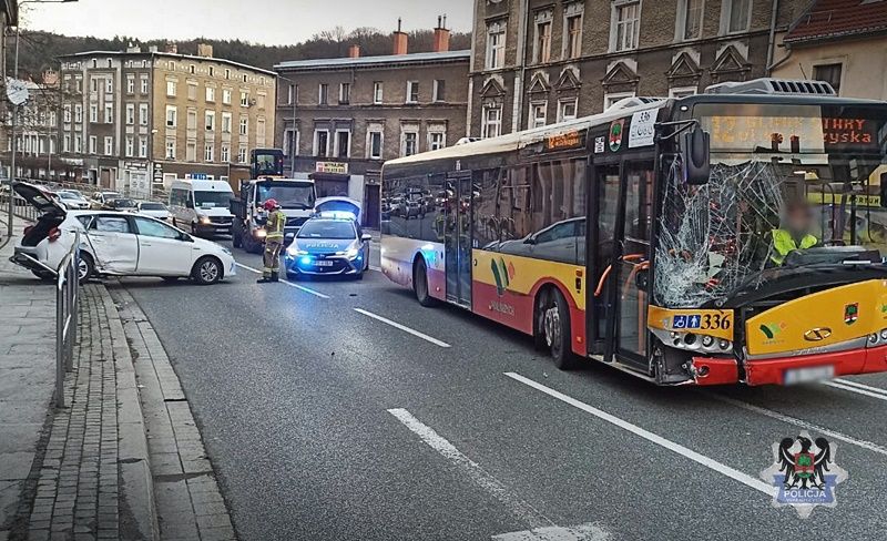 Wałbrzych: Kierowca autobusu spowodował wypadek