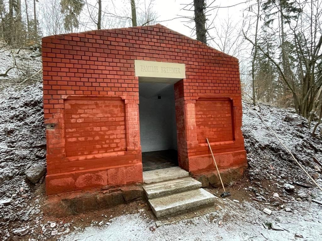 REGION, Mieroszów: Renowacja grobowca postępuje