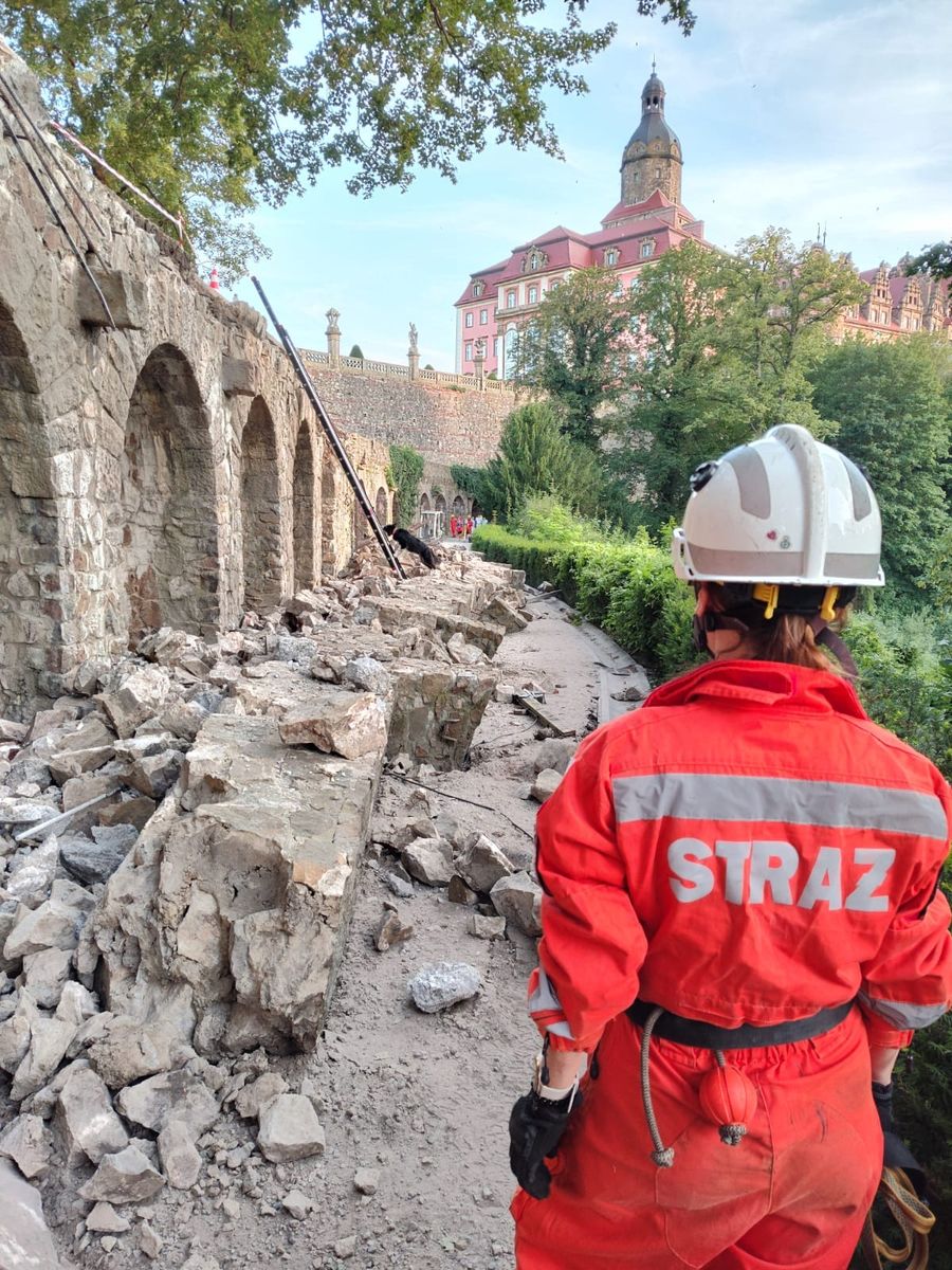 Wałbrzych: Mur zawalił się na trasę