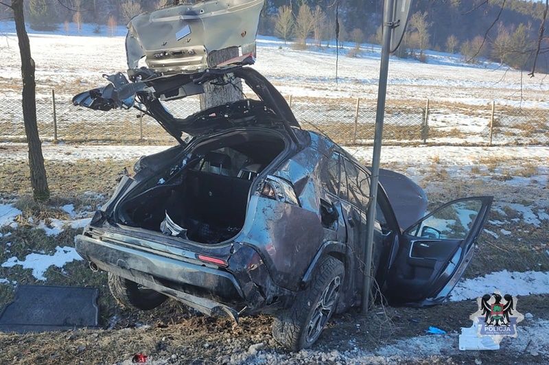 REGION, Głuszyca: Dwie osoby w szpitalu, auto do kasacji