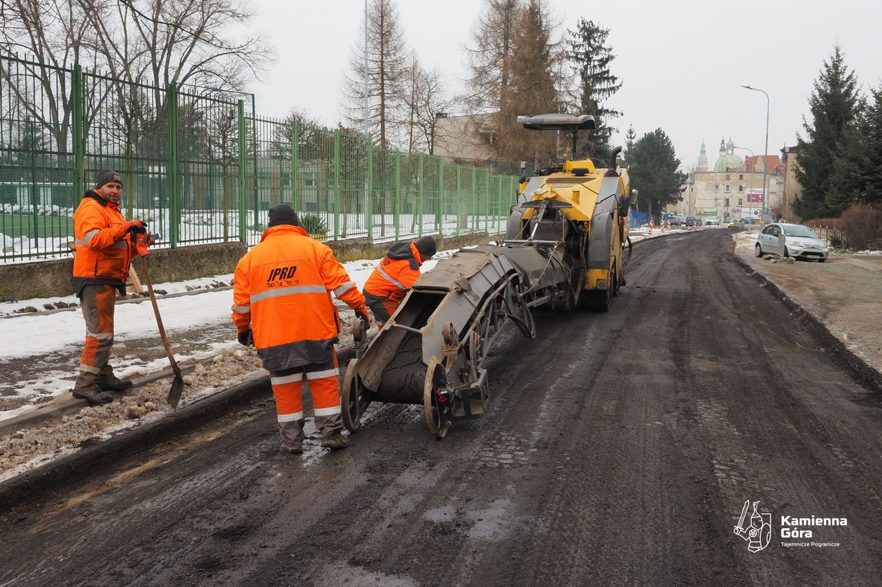 REGION, Kamienna Góra: Zerwany asfalt na Lubawskiej