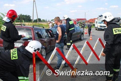Świdnica/Komorów: Kierowca wbił się tirem w wiadukt