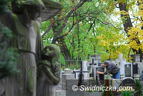 Świdnica: Ostatni dzień przygotowań na świdnickich cmentarzach