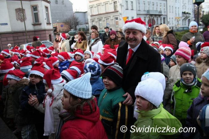 Region - Świebodzice: W samo południe Mikołaj czeka na maluchy na świebodzickim Rynku