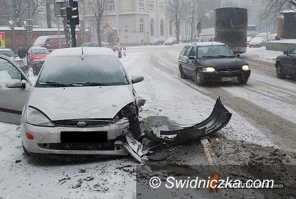 Świdnica: Coraz gorzej na drogach. Zima atakuje, są wypadki i kolizje