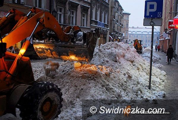 Świdnica: Walka ze śniegiem w centrum Świdnicy