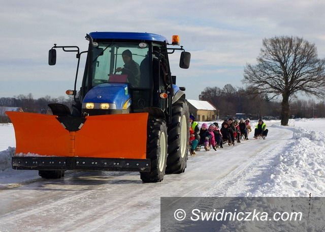 Region - Dzierzków: Sunęli za traktorem