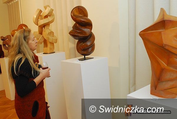 Świdnica: Drewniane rzeźby i kobiece akty