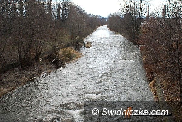 powiat Świdnica: Rzeki trzymają się w korytach