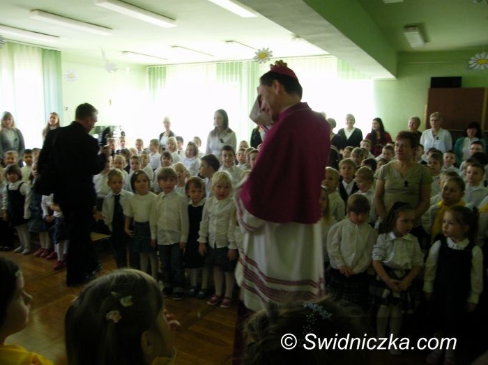 Region - Świebodzice: Biskup wizytuje i rozmawia z dziećmi