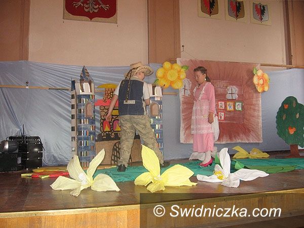 Świdnica: Teatralnie i językowo w Szkole Podstawowej nr 105