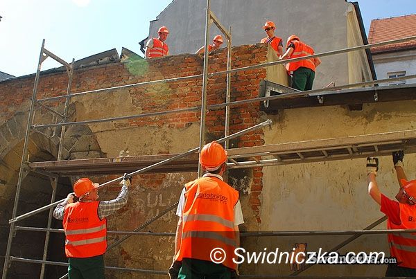 Świdnica: Pełną parą ruszyła odbudowa ratuszowej wieży