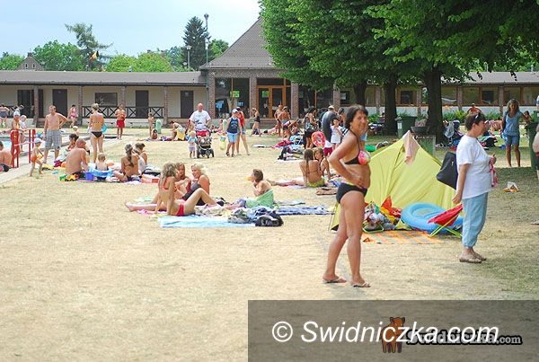 powiat świdnicki: Lato w pełni – szukając ochłody skaczemy do wody