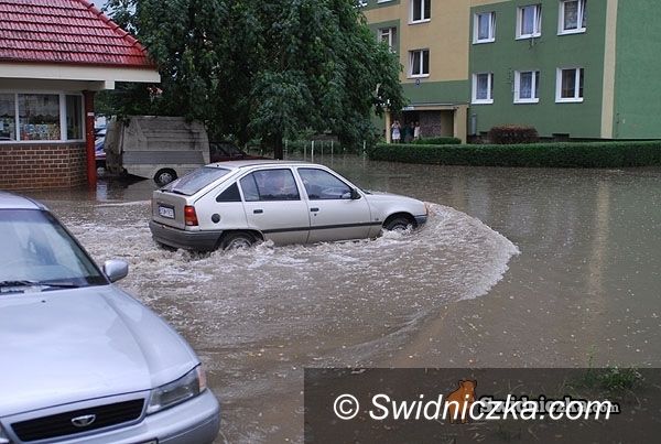 powiat świdnicki: Strażacy walczą z wodą
