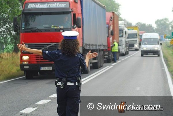 powiat świdnicki: Drogówka kontra ciężarówka