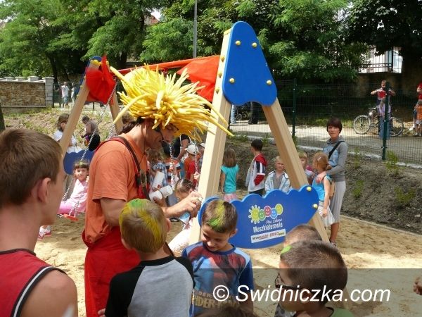 Strzegom: Plac Zabaw Muszkieterów otwarty przy udziale słoneczek