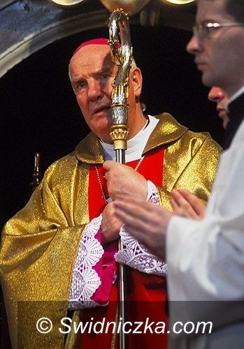 diecezja świdnicka: Biskup zaprasza na 30 rocznicę koronacji figurki Matki Bożej Królowej Rodzin w Wambierzycach