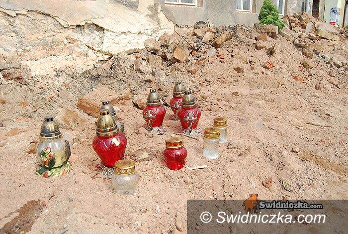 Świdnica: Znicze na miejscu tragedii w Słotwinie