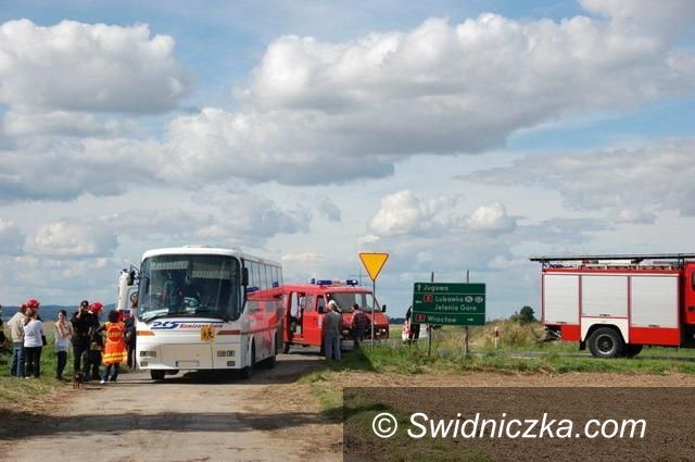 gmina Dobromierz: Kolizja na krajowej piątce z udziałem autobusu przewożącego uczniów z gminy Dobromierz