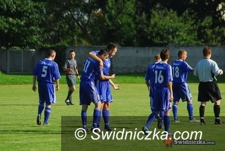 III-liga dolnośląsko-lubuska: Wskakujemy z powrotem na podium, 10. kolejka piłkarskiej III–ligi za nami