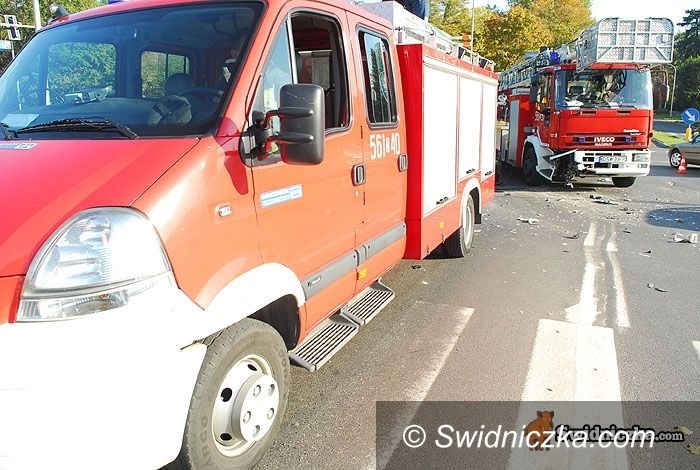 Świdnica: A jednak: uszkodzony podczas kolizji wóz z drabiną nie wyjedzie do pożaru!