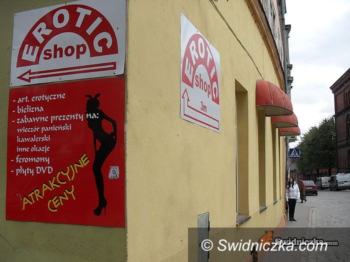 Świdnica: Śledztwo w sprawie pornografii na wystawach świdnickich sex shopów umorzone