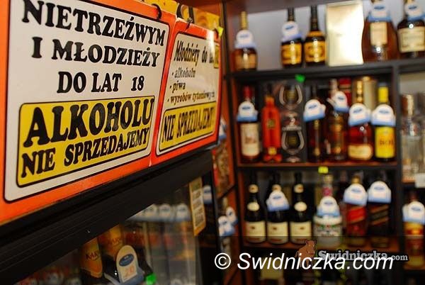 Świdnica: Protest rodziców przeciwko sprzedaży nieletnim alkoholu dziś przed świdnickimi sklepami