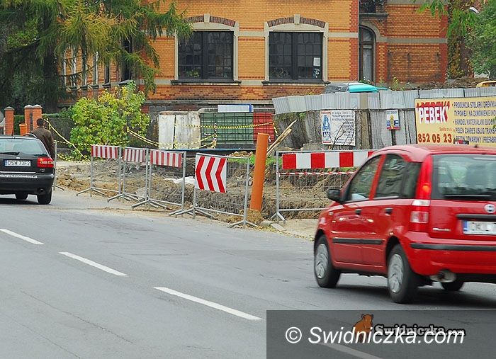 Świdnica: Ulica Ofiar Oświęcimskich zmienia się – będzie jaśniej i bezpieczniej