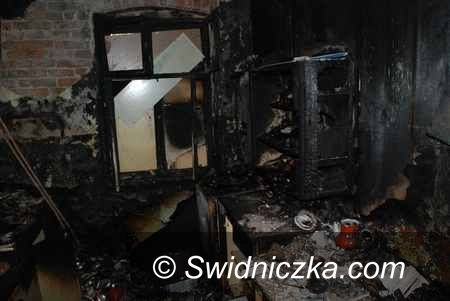 Świebodzice: Policjant wyciągnął z płonącego mieszkania siedemdziesięciolatka